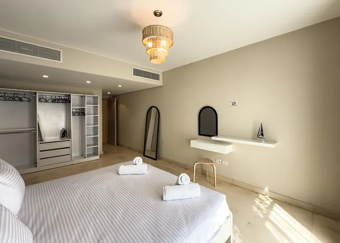 The Platinum Perch 2bdr Pool View Free Pool & Access Apartment