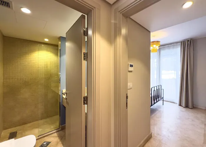 The Platinum Perch 2bdr Pool View Free Pool & Access Apartment