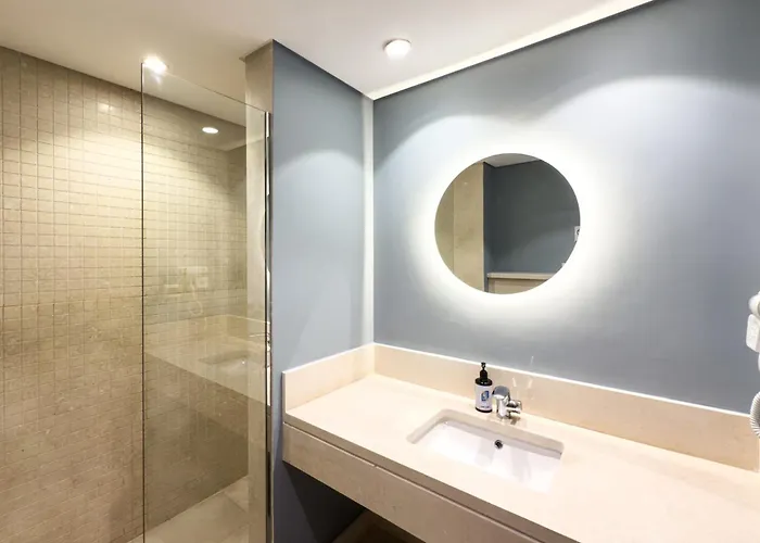 The Platinum Perch 2bdr Pool View Free Pool & Access Apartment *